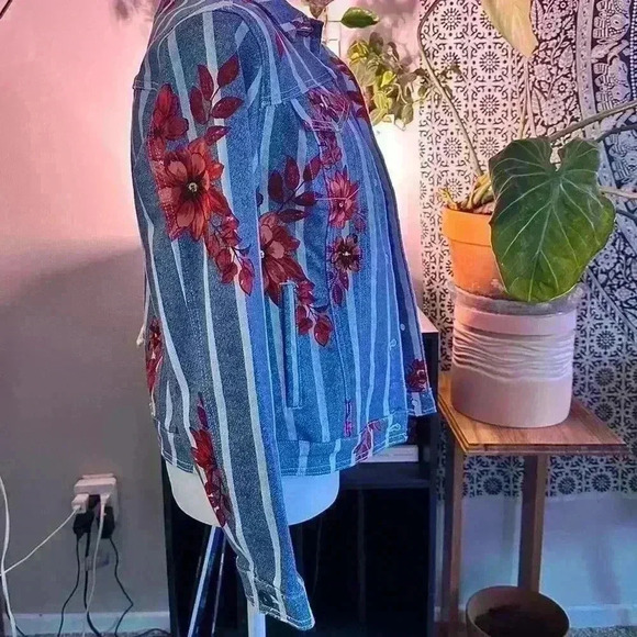 DG2 l Diane Gilman Denim Jacket with floral and stripe l Size XS - Picture 5 of 8